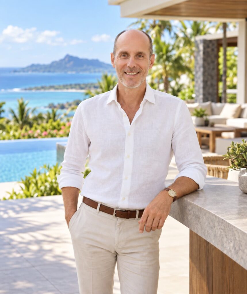 Armin auf einer Terrasse auf Mauritius mit Meerblick – persönliche Beratung zu Leben, Vorsorge und Immobilien auf Mauritius.